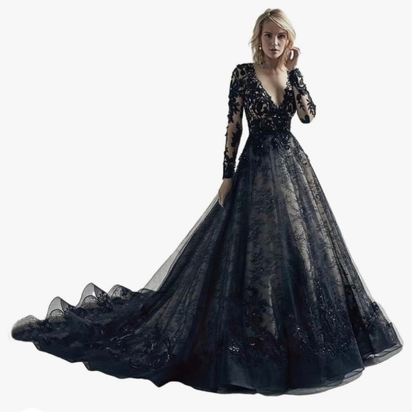 Wedding dress - Picture 2 of 4